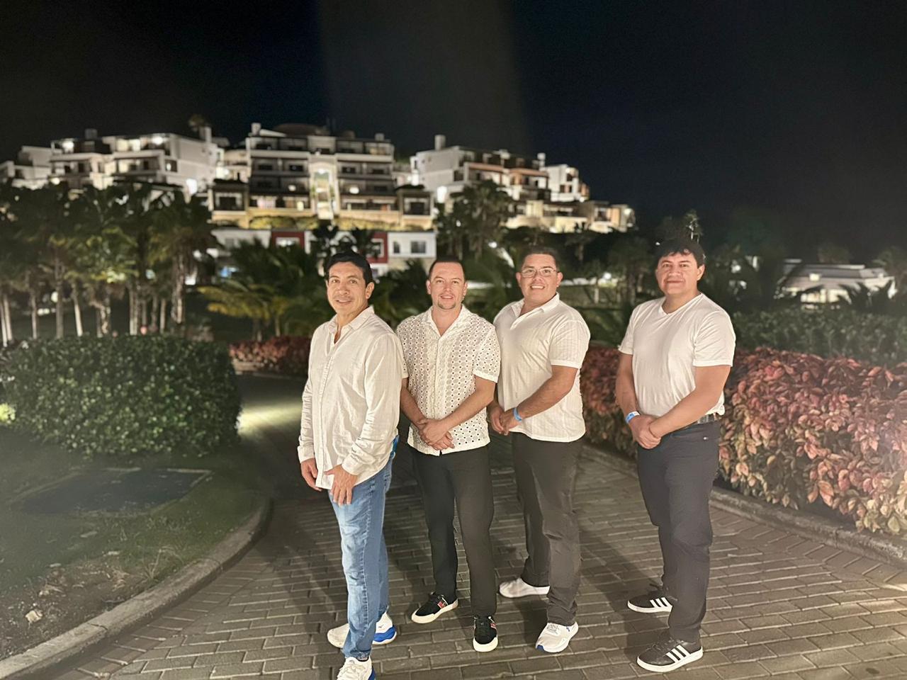 4 socios - Mompiche 2023